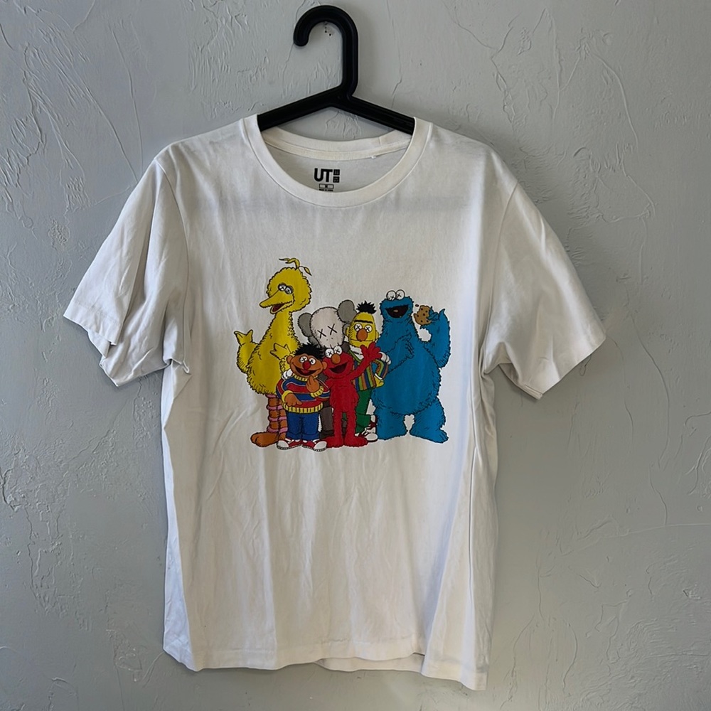 KAWS X SESAME STREET X UNIQLO Mens Medium Short Sleeve Tee